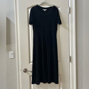 TravelSmith packable midi dress. Short sleeve crewneck. Vacation. Travel wear.
